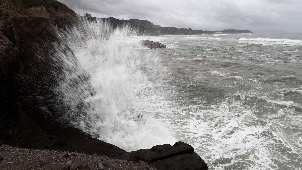 Waves hit the seawalls at a coast of Shibushi city, Kagoshima prefecture, on Kyushu island, on September 29, 2018, as typhoon Trami approaches. Photo: AFP