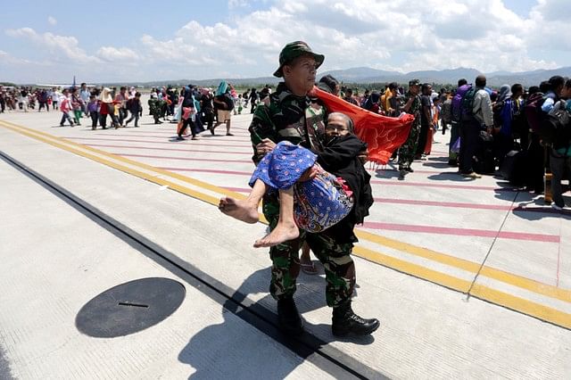 An Indonesian soldier carries an elderly woman evacuated after an earthquake and tsunami at Mutiara Sis Al Jufri airport in Palu, Central Sulawesi, Indonesia, 1 October, 2018 in this photo taken by Antara Foto. 1 October 2018. Photo: Reuters