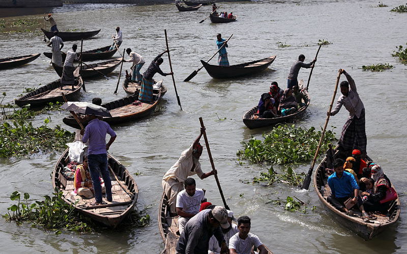 People use boats to cross the river Buriganga in Dhaka, Bangladesh on 2 October 2018. Photo: Reuters