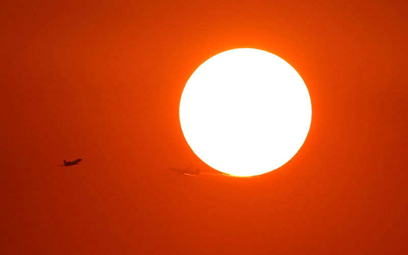 Two planes fly in front of the setting sun in Shanghai, China on 2 October 2018. Photo: Reuters