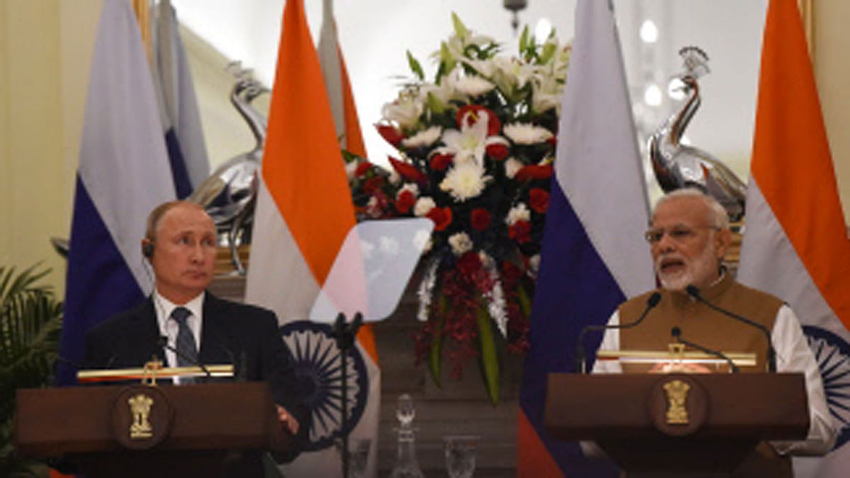 Indian prime minister Narendra Modi (R) speaks as Russian president Vladimir Putin (L) looks on during a joint press briefing at the Hyderabad House in New Delhi on 5 October 2018. President Vladimir Putin sought on 5 October to nail down billions of dollars worth of arms deals with India, as New Delhi walks a tightrope between Moscow and Washington with a wary eye on China. Photo: AFP