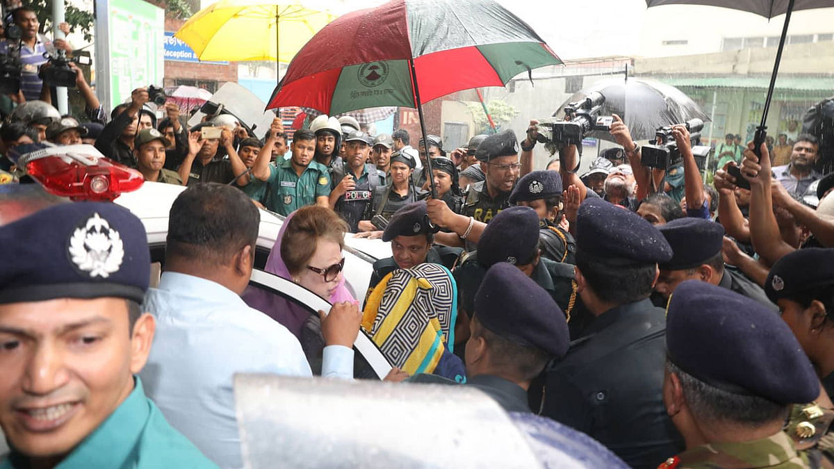 BNP chairperson Khaleda Zia comes out of the vehicle at BSMMU hospital for treatment on Saturday. Photo: Dipu Malakar
