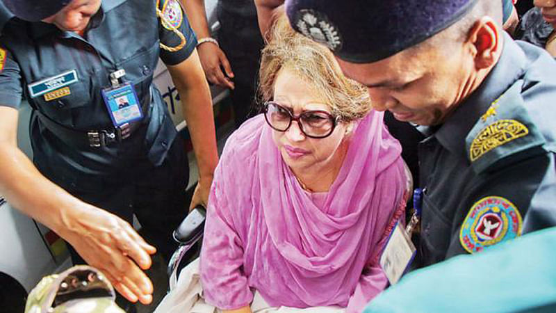 BNP chairperson Khaleda Zia has been taken to Bangabandhu Sheikh Mujib Medical University (BSMMU) for treatment on Saturday. She is being taken in a wheel chair to the cabin. Photo: Prothom Alo