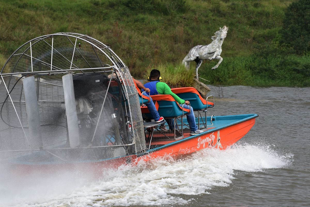 A boat with visitors is seen at an artificial lake of the Joya Grande zoo and eco-park in Santa Cruz de Yojoa, Cortes department, 160 km north of Tegucigalpa, Honduras, on 4 October 2018. Joya Grande, seized to Los Cachiros drug cartel five years ago, is going through its worst economic crisis. Photo: AFP