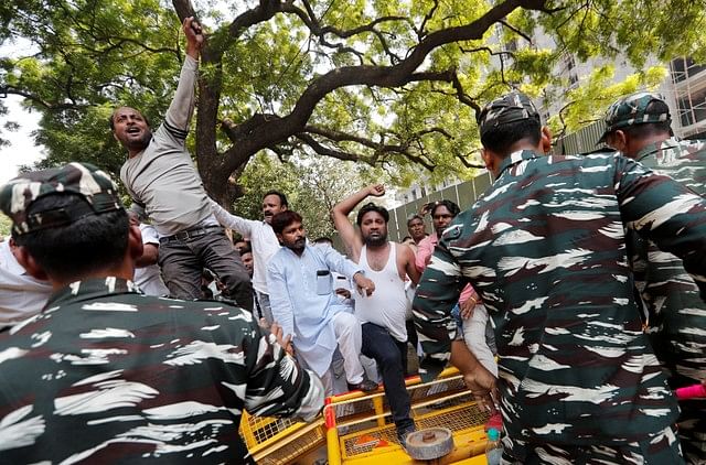 Sanitation workers scuffle with police during a protest demanding secure jobs and release of their salaries without delays, in New Delhi, India 8 October 2018. Photo: Reuters