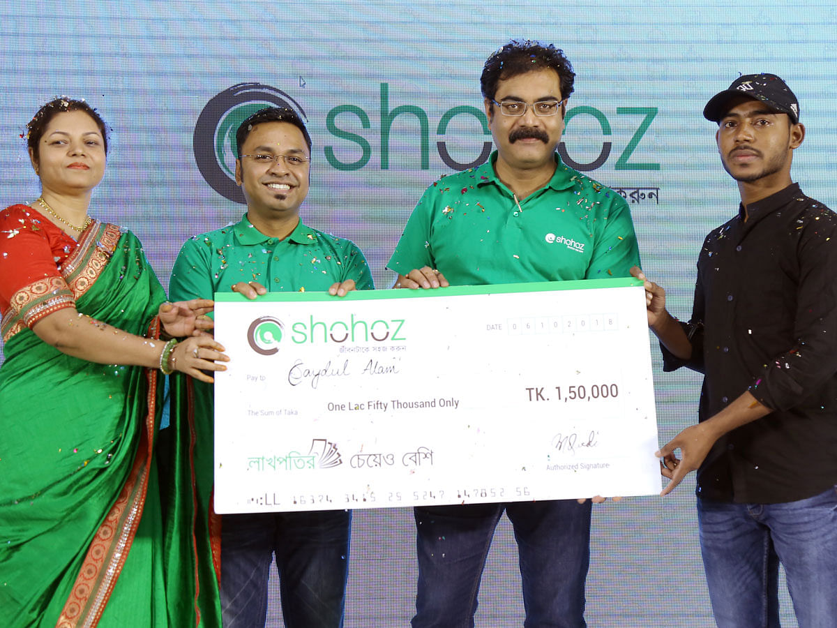 In the photo (from left to right) Israt Jahan, head of Customer Care of Shohoz, Sandeep Debnath, chief technology officer, Rajiv Bhattacharya, senior  director of operations and Md Saidul Alam, who has been declared ‘Top Rider of September 2018’. Photo: Prothom Alo