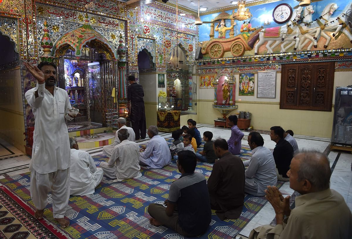 In this picture taken on 24 May Pakistani Hindu pray at the Shri Krishna Temple in Mithi, some 320 km from Karachi. Photo: AFP