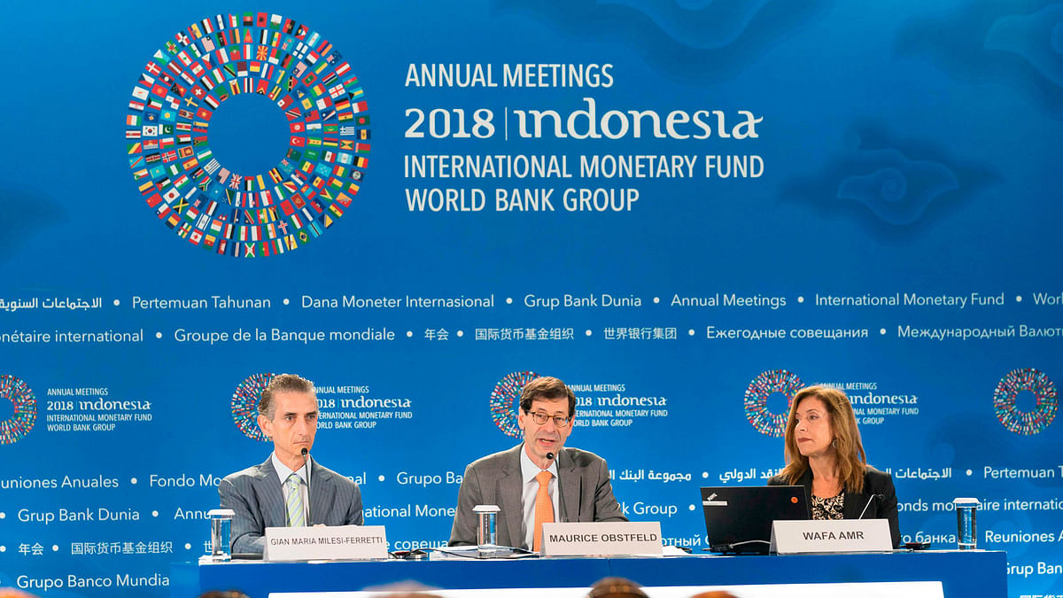 This handout photo taken and released by the International Monetary Fund (IMF) on 9 October 2018 shows International Monetary Fund Economic Counsellor Maurice Obstfeld (C), deputy director Gian Maria Milesi-Ferretti (L) and communications officer Wafa Amr (R) answering questions during the World Economic Outlook press conference during the 2018 IMF/World Bank annual meetings in Nusa Dua on the Indonesian resort island of Bali. Photo: AFP