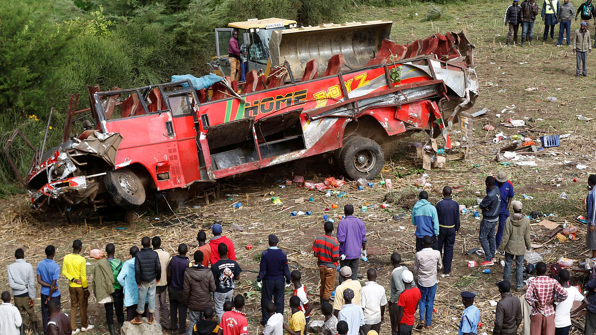 Residents look at the wreckage of a bus that crashed, near Fort Ternan along the Londiani-Muhoroni road in Kericho county, Kenya on 10 October, 2018. Photo: Reuters