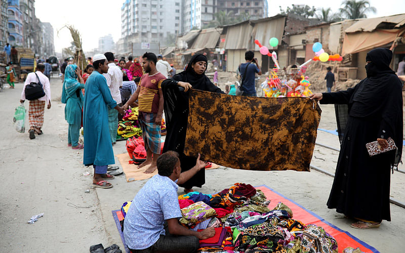 People purchase clothes from a street market in Dhaka, Bangladesh, 8 October 2018. Photo: Reuters