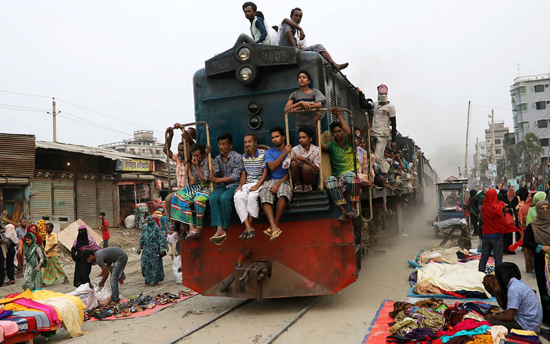 Passengers travel on an overcrowded train in Dhaka, Bangladesh on 8 October 2018. Photo: Reuters