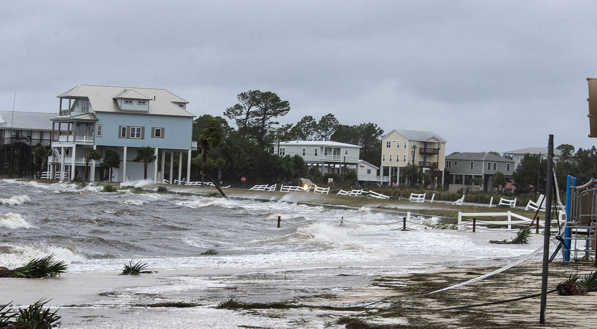 The wind and waves continue to pound the community of Shell Point several hours after Hurricane Michael made landfall on 10 October 2018 in Crawfordville, Florida. Photo: AFP