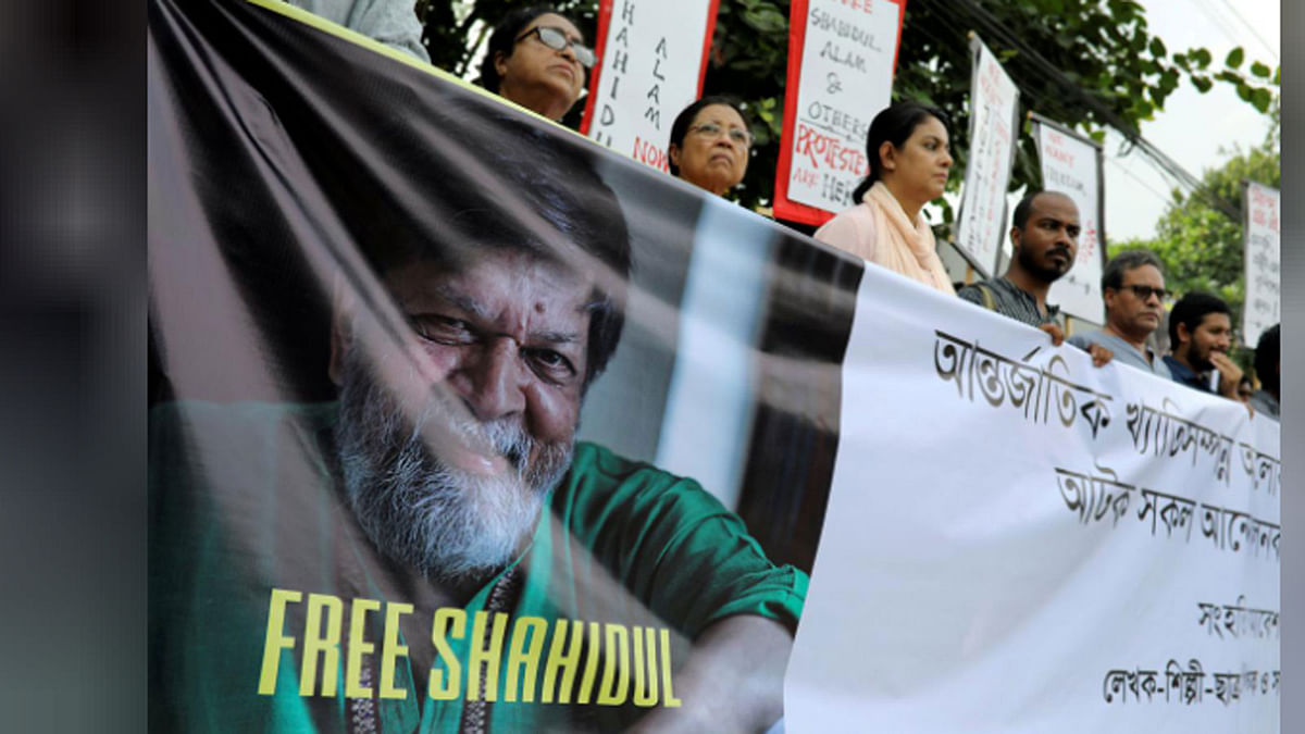 Journalists, activists and students of Pathshala South Asian Media Academy protest against the arrest of Bangladeshi photojournalist Shahidul Alam in Dhaka, on 11 August 2018. Photo: Reuters