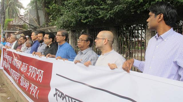 Editors form human chain demanding amendment of Digital Security Act. Photo: Prothom Alo