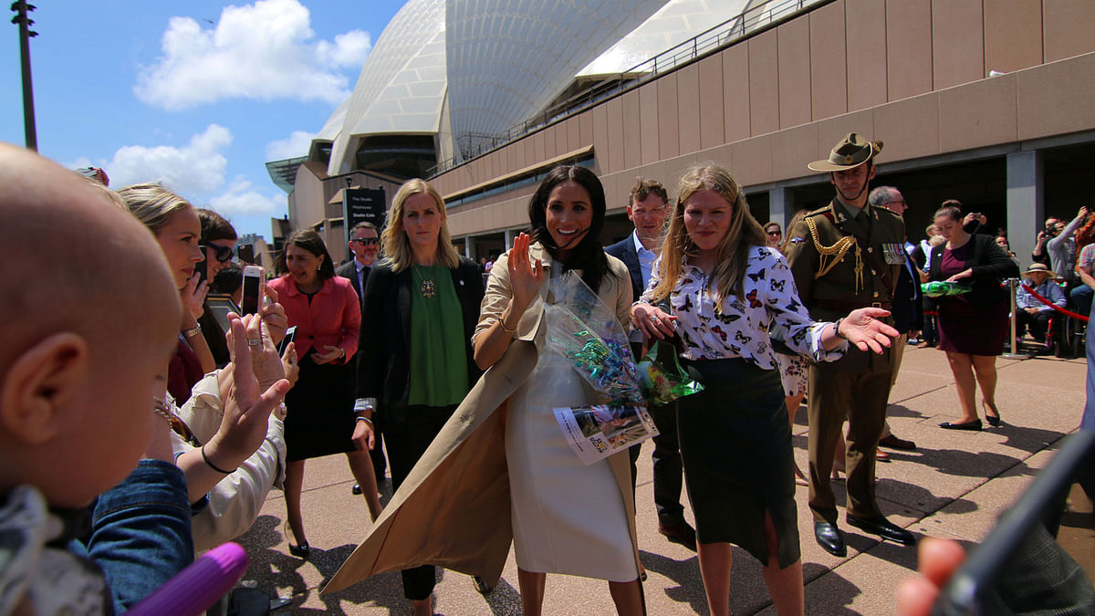 Britain`s Meghan, Duchess of Sussex, greets the crowd at the Sydney Opera House in central Sydney, Australia, 16 October 2018. Photo: Reuters