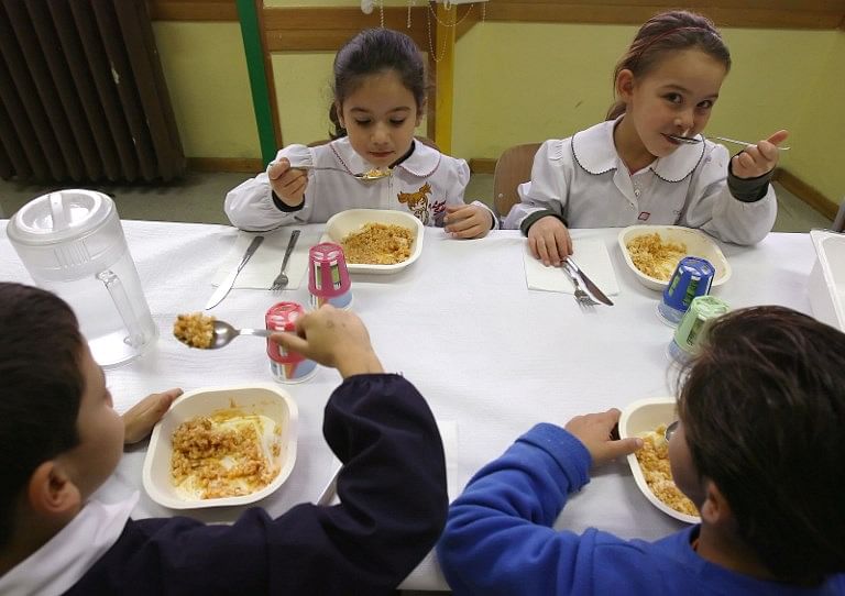 Children eat lunch at an elementary school in Rome. -- Photo: AFP