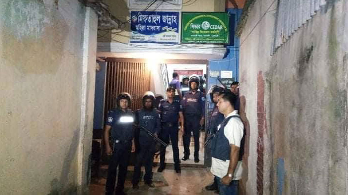 Police take position on the ground floor of a five-storey building in Vagirathpur, Sheikher Char in Narsingdi suspecting it as a militant hideout. Photo: Prothom Alo