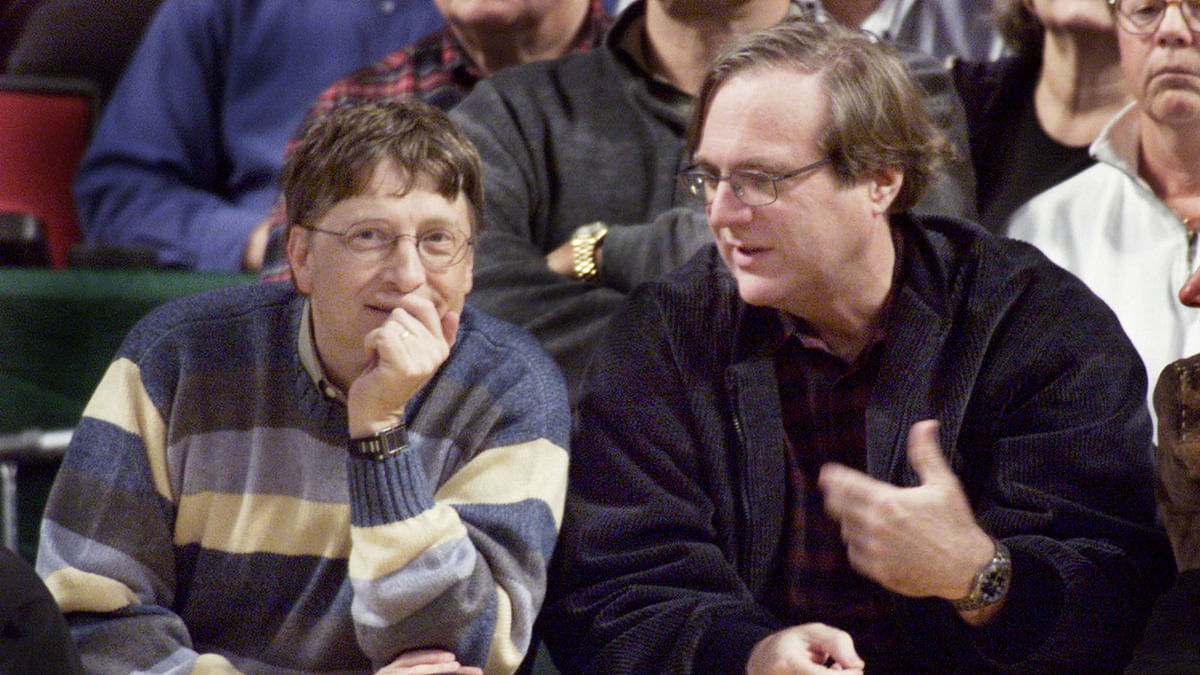 Microsoft co-founders Bill Gates (L) and Paul Allen (R) chat at courtside during the NBA game between the Seattle SuperSonics and the Portland Trailblazers at Key Arena in Seattle, 11 March, 2003. Photo: Reuters