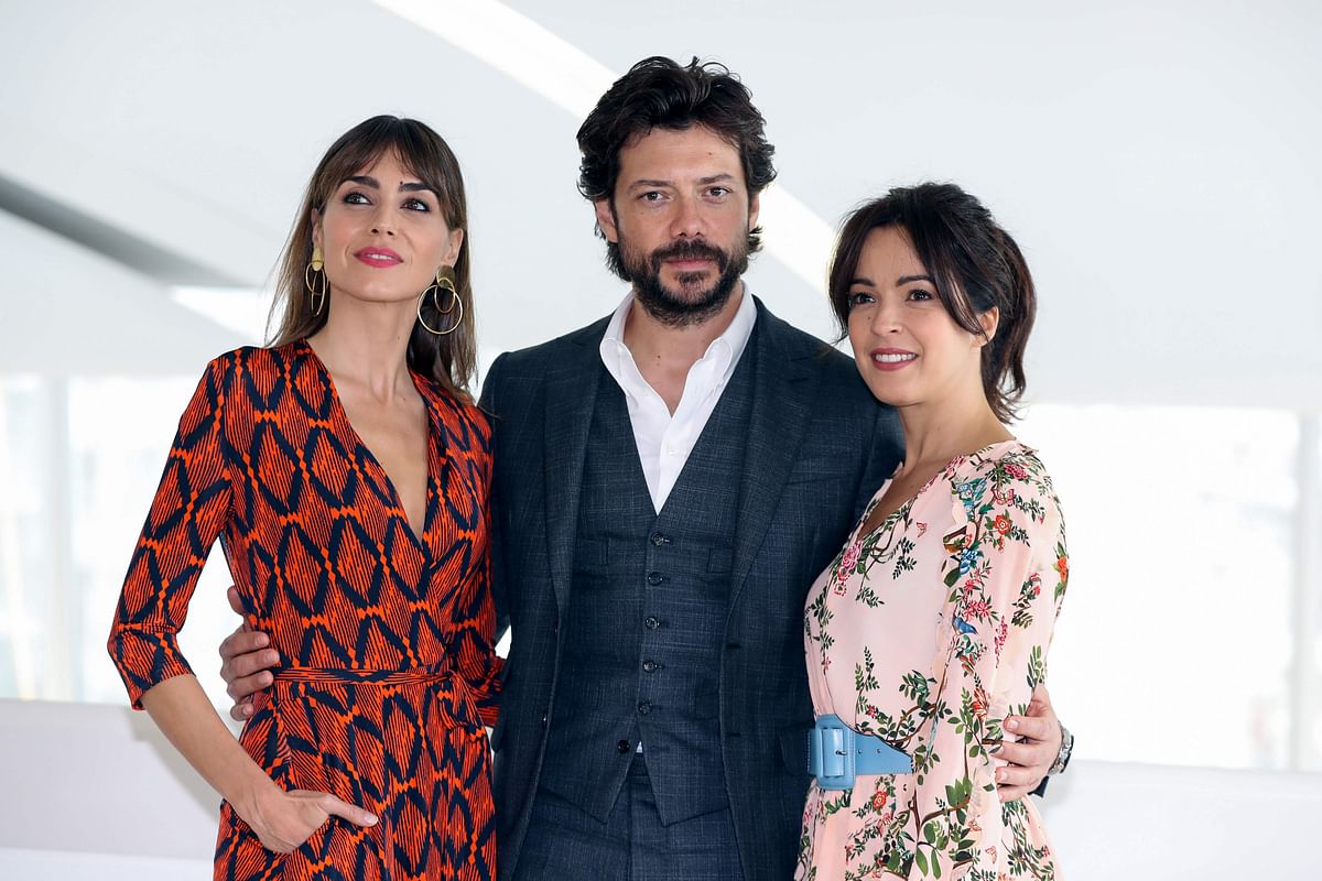 Actress Irene Arcos (L), Spanish actor Alvaro Morte (C) and Spanish actress Veronica Sanchez (R) pose during a photocall for `The pier` TV series as part of the Mipcom, on 16 October 2018 in Cannes, southeastern France. -- Photo: AFP