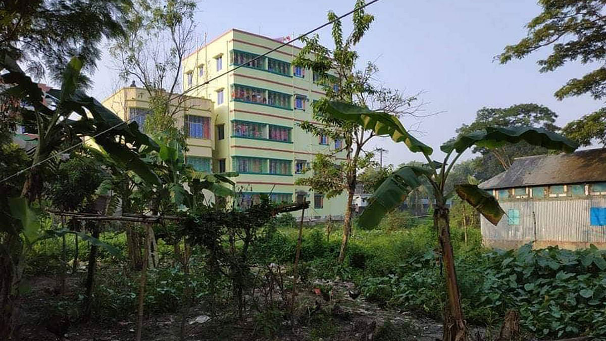 The five-storey building in the picture is being cordoned off by the police since Monday evening. 16 October, Sheikher Char, Narsingdi. Photo: Prothom Alo