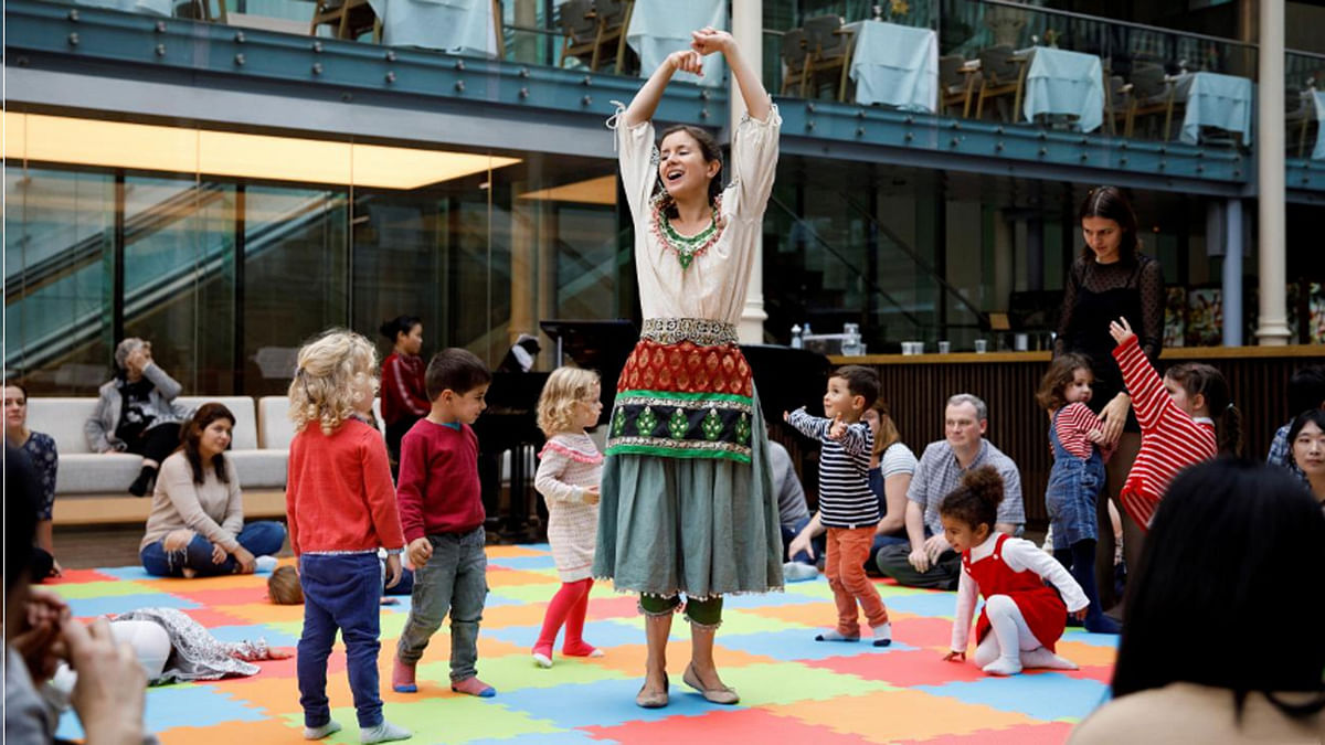 A performer sings for toddlers at the `Opera Dots` show at the Royal Opera House in London, Britain on 15 October 2018. -- Photo: Reuters