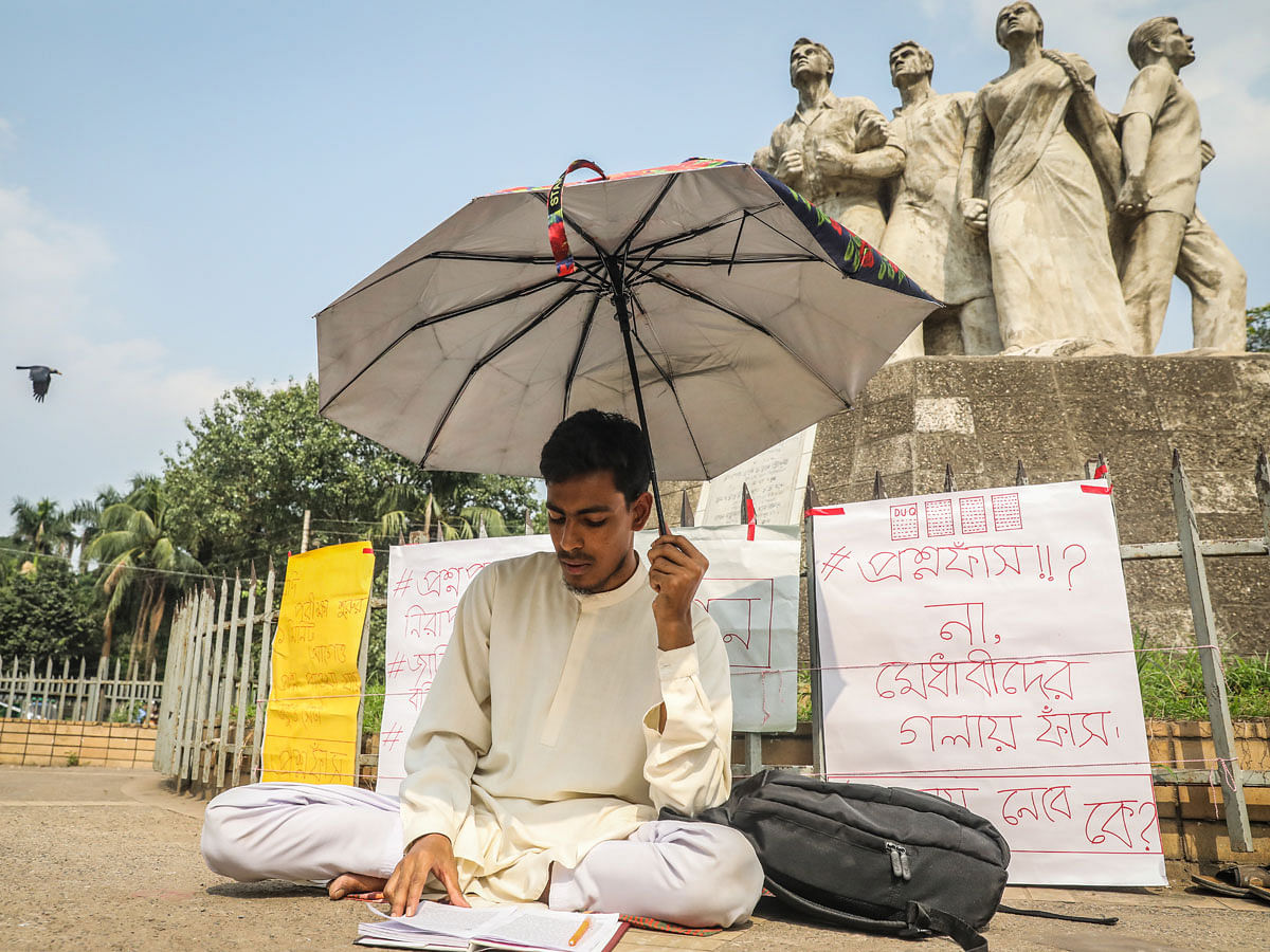 Akhter Hossain, a law student of Dhaka University, observes fast unto death on the campus, demanding cancellation of the D Unit admission procedures on 16 October . The university stayed the result following allegations of question papers leak but later published it on 15 October. Photo: Dipu Malakar