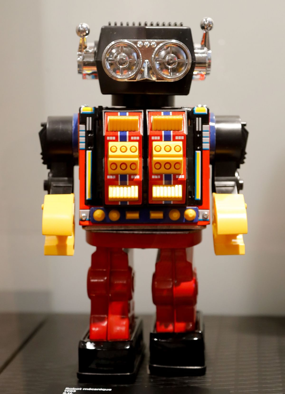 This picture taken on 17 October 2018 shows a Japanese mechanical robot (1983) during the exhibition ` La folle histoire du design` (The crazy story of design) at the Museum of Decorative Arts (Musee des Arts Decoratifs) in Paris. -- Photo: AFP