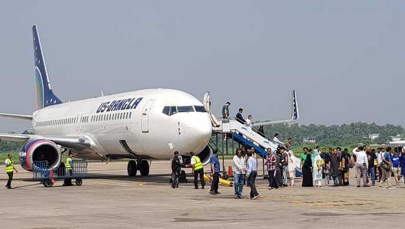 Plane carrying the body of rock legend Ayub Bachchu reaches Chattogram on Saturday. Photo: UNB