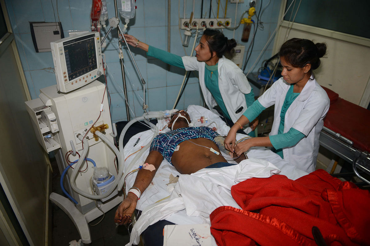 An injured Indian patient is treated by medical staff as he lies in a ward after a train accident at the Guru Nanak Dev Hospital in Amritsar on 19 October 2018. Photo: AFP
