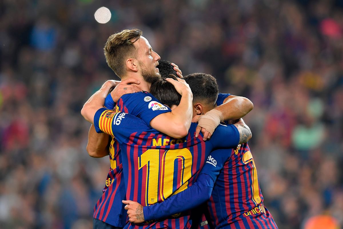 Barcelona`s Argentinian forward Lionel Messi (C) celebrates with Barcelona`s Brazilian midfielder Philippe Coutinho (R) and Barcelona`s Croatian midfielder Ivan Rakitic after scoring during the Spanish league football match FC Barcelona against Sevilla FC at the Camp Nou stadium in Barcelona on 20 October 2018. Photo: AFP