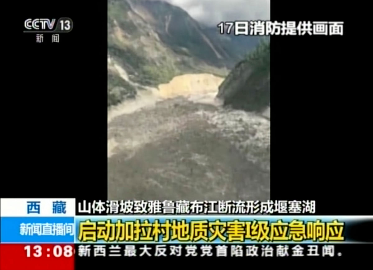 This image taken from video footage run on 18 October 2018 by China`s CCTV via AP Video, shows a landslide and barrier lake on Yarlung Tsangpo in Tibet in western China. Photo: AP