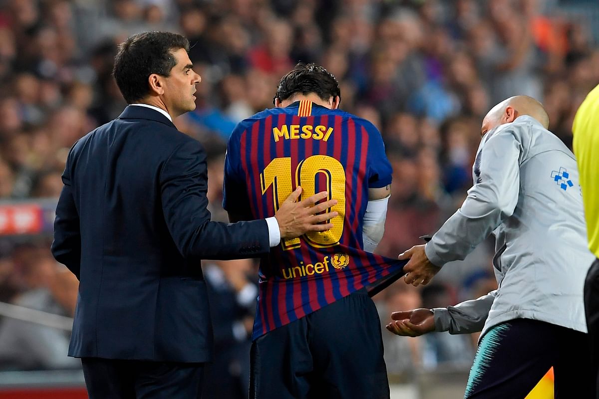 Barcelona`s Argentinian forward Lionel Messi leaves the field after sustaining an injury during the Spanish league football match FC Barcelona against Sevilla FC at the Camp Nou stadium in Barcelona on 20 October 2018. Photo: AFP