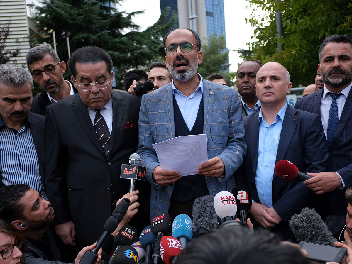 Egyptian opposition politician Ayman Nour (2ndL) and Turkish journalist Turan Kislakci (C), head of the Turkish-Arab Media Association, address media in front of the Saudi consulate in Istanbul, on 20 October.Photo: AFP