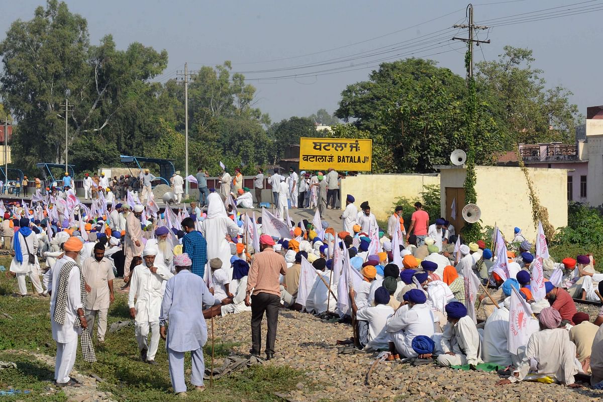 Indian farmers block the train tracks and a station during a protest against the central and state governments` push to clamp down on stubble crop burning in Batala, some 45km from Amritsar, on 18 October 2018. Photo: AFP