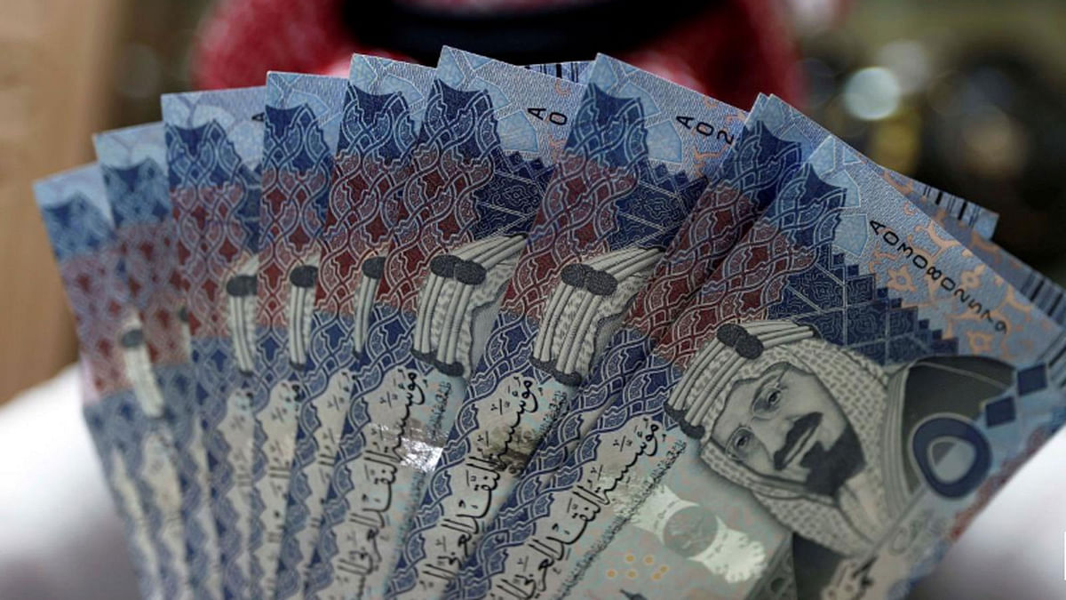 A Saudi money changer displays Saudi Riyal banknotes at a currency exchange shop in Riyadh, Saudi Arabia 27 July 2017. -- Photo: Reuters