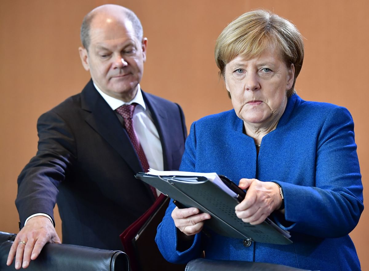 German chancellor Angela Merkel and finance minister and vice-chancellor Olaf Scholz arrive for the weekly cabinet meeting at the Chancellery in Berlin on 17 October 2018. Photo: AFP