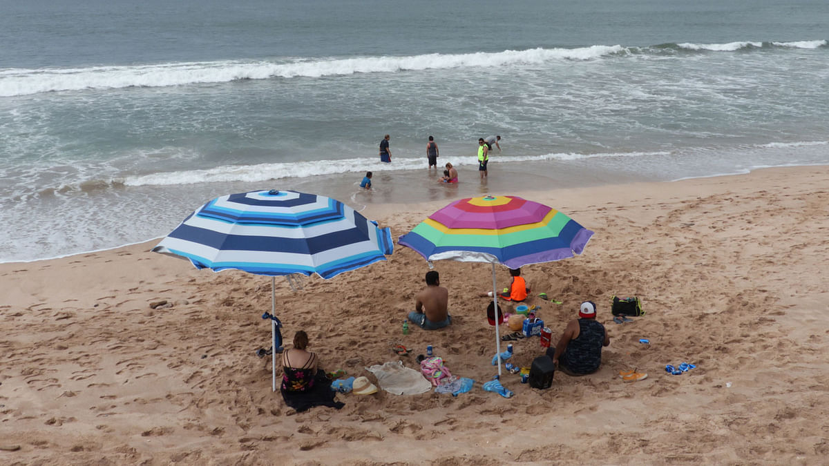 Tourists enjoy the beach in Mazatlan, Sinaloa state, Mexico on 21 October, 2018, where Hurricane Willa is expected to land next 23 October. Photo: AFP