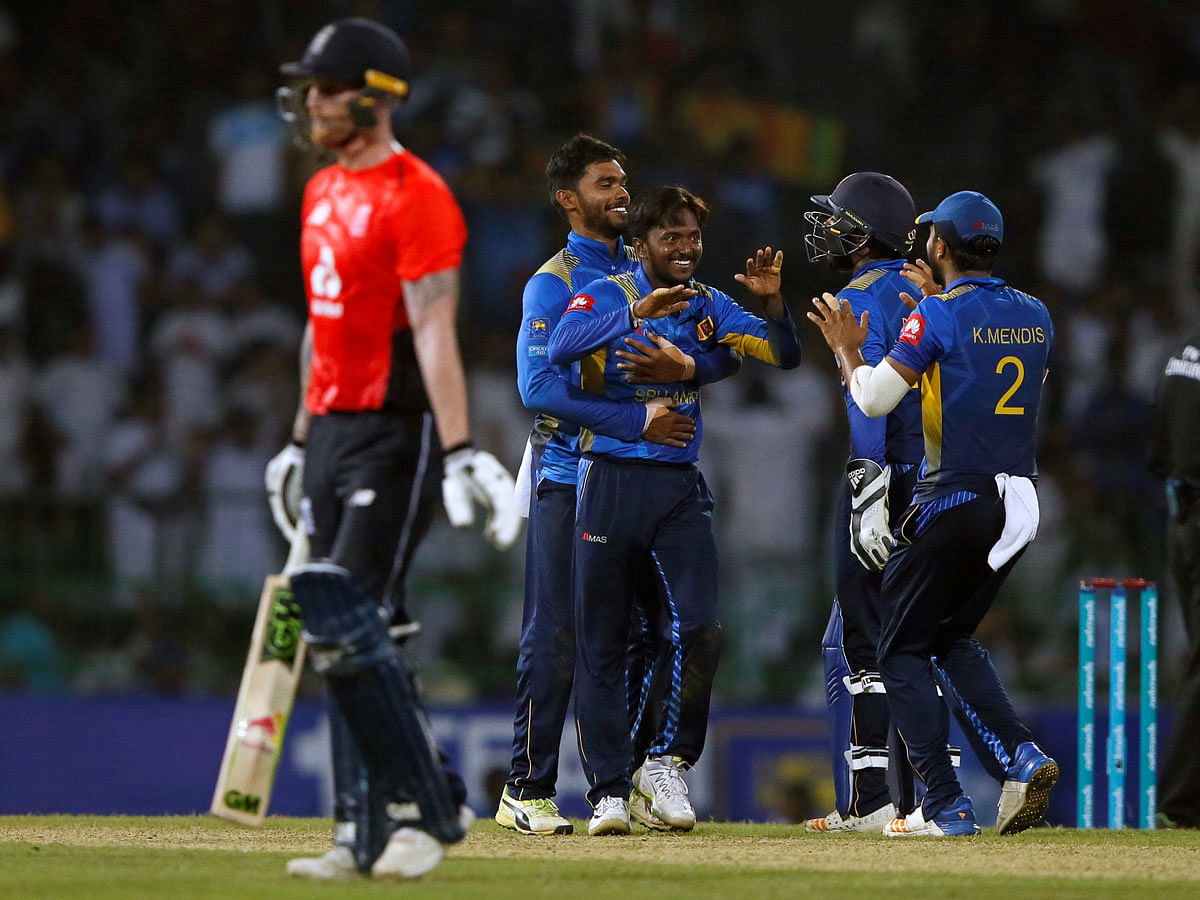 Sri Lanka`s Akila Dananjaya (C) celebrates with his teammates after taking the wicket of England`s Ben Stokes (L) in the fifth One-Day International at Colombo, Sri Lanka on 23 October 2018. Photo: Reuters