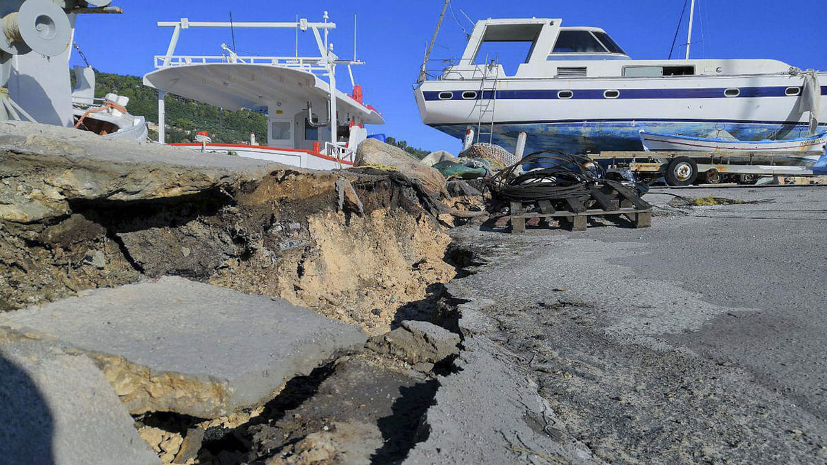 This picture shows the ground cracked in the harbour of Zante, after powerful 6.4-magnitude earthquake, on 26 October 2018. Photo: AFP