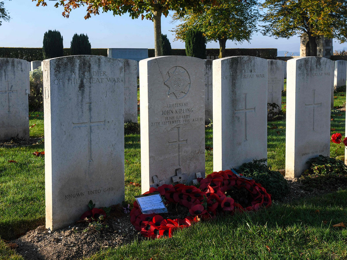 A picture taken on 18 October 2018 shows the grave of John Kipling, son of British writer Rudyard Kipling, at the Sainte Mary`s military cemetary in Haisnes, near the city of Lille, northern France. Photo: AFP
