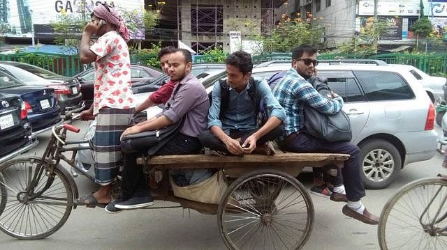 Commuters ride rickshaw to reach destination on 28 October. Photo: Prothom Alo