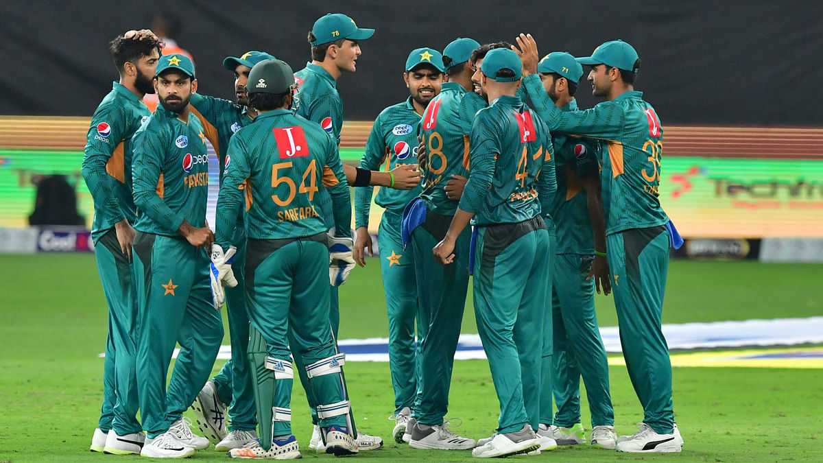 Pakistan cricketer Shadab Khan (C) celebrates after dismissing unseen Australian cricketer Chris Lynn during the second T20 cricket match between Pakistan and Australia at the International cricket Stadium in Dubai on October 26, 2018. Photo: AFP