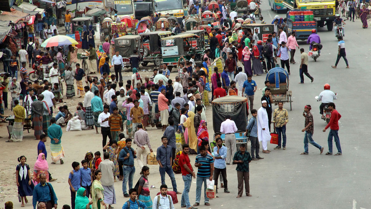 Passengers waiting for bus at the Dhaka-Aricha highway in Manikganj on the first day of the 48-hour country-wide transport strike called by the transport workers. 28 October. Photo: Abdul Momin