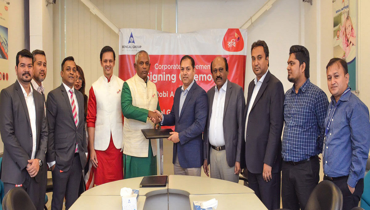 Robi Axiata Ltd and Bengal Group officials sign agreement at the Bengal Group of Industries’ corporate HQ on Tuesday. Photo: UNB