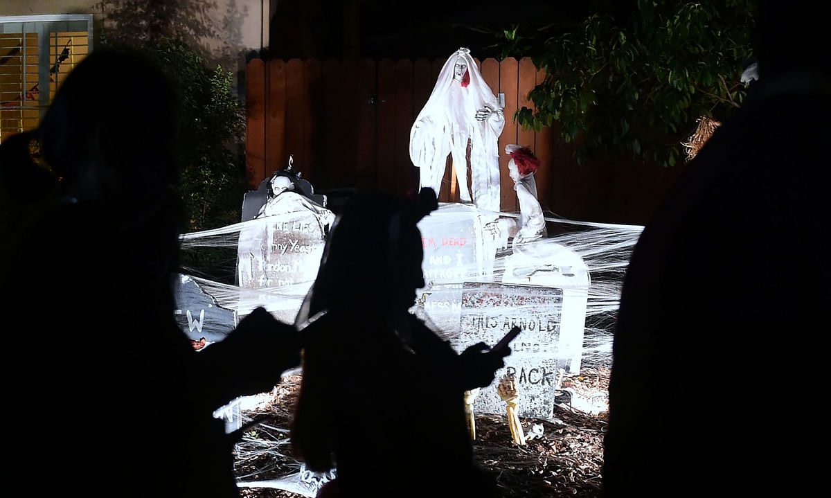 Trick or Treaters wait in line to get their candy on a street popular for its tradition of home decorations on Halloween Night in Sierra Madre, east of Los Angeles, on 31 October 2018. Photo: AFP
