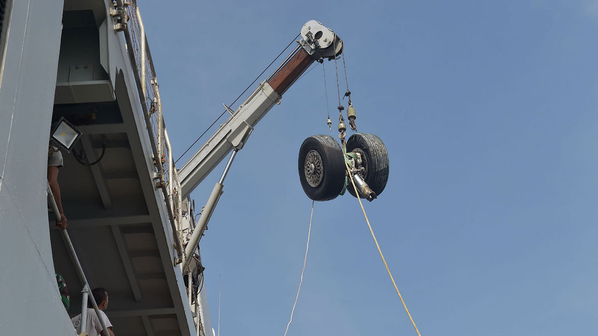 The wheels of the Lion Air flight JT 610 is lifted into the Indonesia`s KRI Banda Aceh warship during a salvage operation in the Java Sea on 2 November, 2018. Photo: AFP