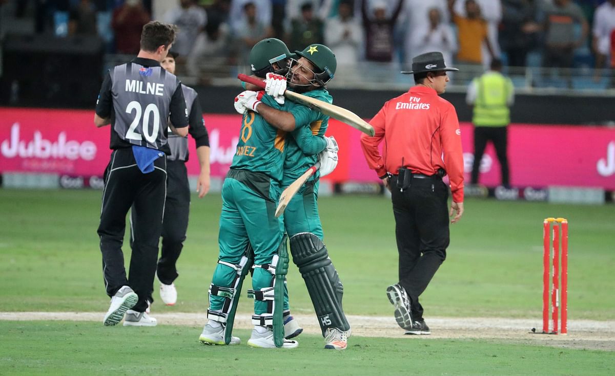 Pakistan’s Mohammed Hafeez (L) and Safarad Ahmed (R) celebrate with team mates during T20 cricket cricket match between Pakistan and New Zealand at the Dubai Cricket Stadium in Dubai on 2 November 2018. Photo: AFP