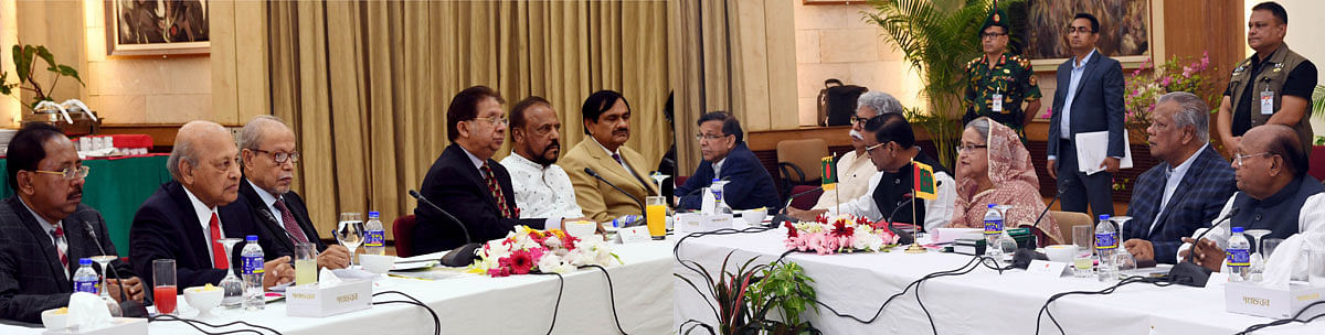Prime minister and also ruling Bangladesh Awami League president Sheikh Hasina hold talks with Jukta Front chairman and Bikalpa Dhara Bangladesh president AQM Badruddoza Chowdhury at Ganabhaban in the capital on Friday night. Photo: PID