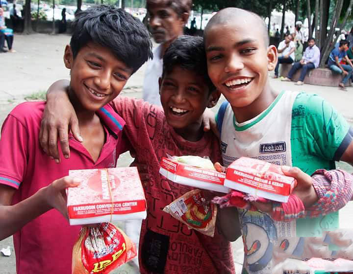 Children burst into cheers after receiving foods from volunteers of the ‘Food Banking’. Photo: Collected