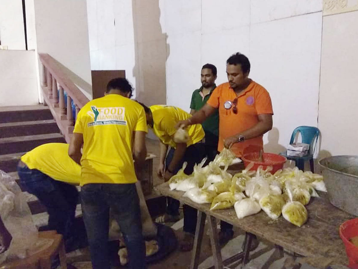 Volunteers of the ‘Food Banking’ preparing leftover to distribute among the foodless people. Photo: Collected